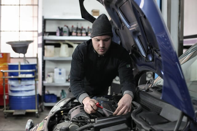Officina worker 4